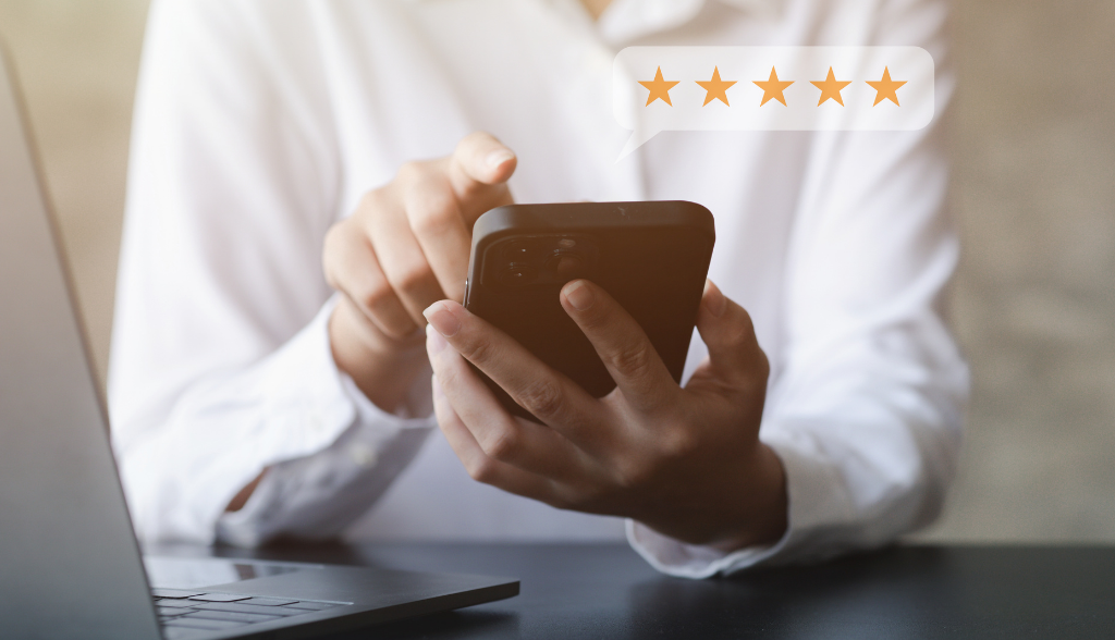 Person gibt am Handy Bewertung ab