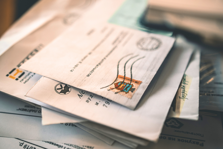 Briefe liegen übereinander gestapelt