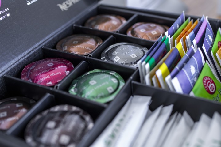 Kaffeekapseln und Teebeutel