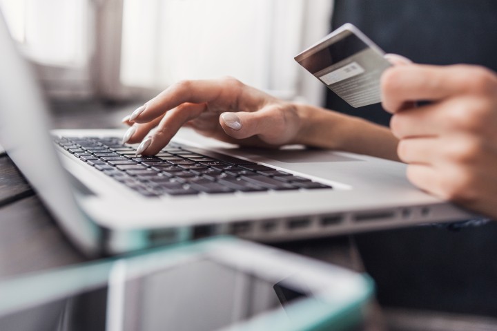 Kundin tätigt Online-Einkauf im eCommerce-Shop mit Kreditkarte